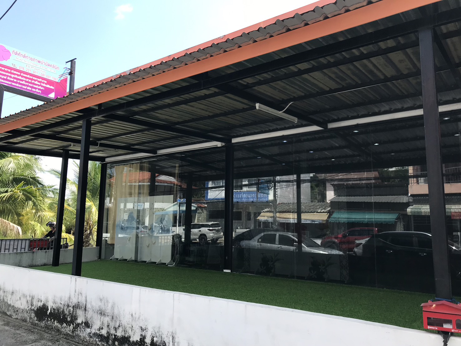 ที่จอดรถกว้างขวาง